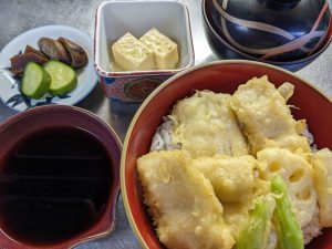 瀬戸内天然アナゴと姫路れんこんの天丼（関西風）